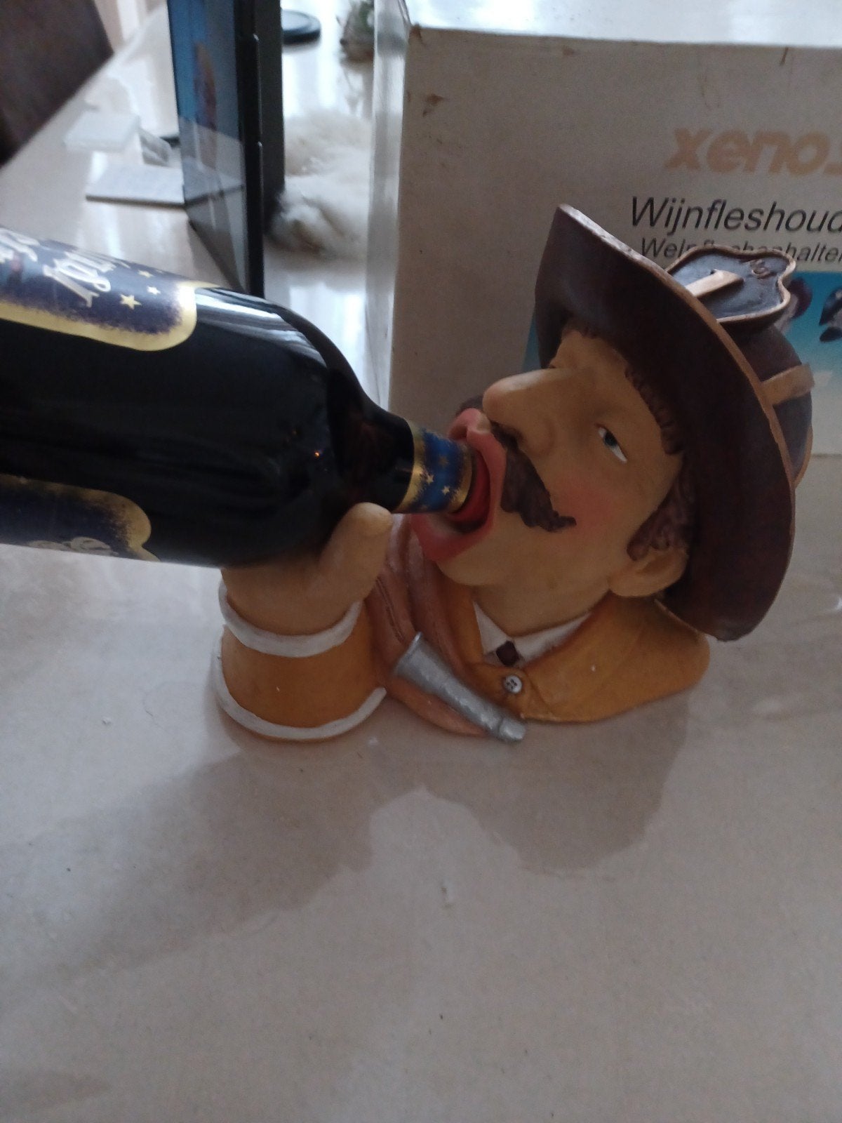 wijnfles houder brandweerman+ gratis fles gluhwijn 15€, Huis en Inrichting, Woonaccessoires | Wijnrekken, Ophalen of Verzenden