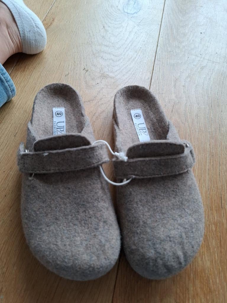 Nieuwe grijze pantoffels maat 40, UP, Nieuw, Ophalen of Verzenden, Pantoffels of Sloffen