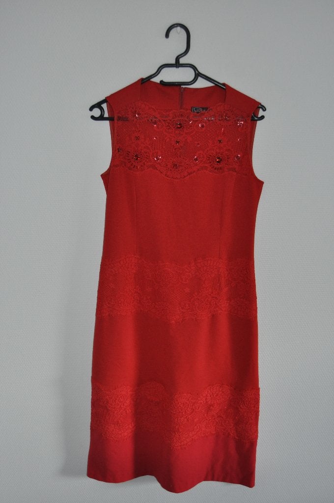 rood kleedje met kant, Kleding | Dames, Jurken, Gedragen, Maat 42/44 (L), Rood, Onder de knie, Ophalen of Verzenden