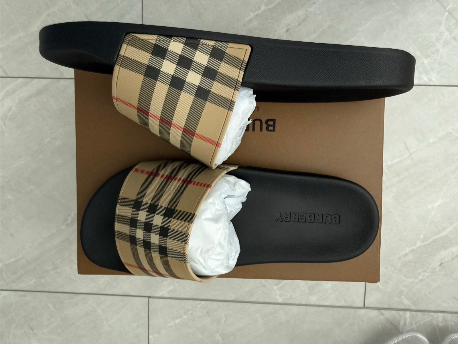Burberry Slippers Maat 42 - Nieuw in Doos, Kleding | Dames, Schoenen, Ophalen of Verzenden, Nieuw, Overige kleuren, Slippers