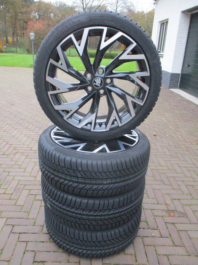 NIEUW Orig. Skoda Superb 19 inch winterbanden Helix 2026, 19 inch, Banden en Velgen, Nieuw, 235 mm