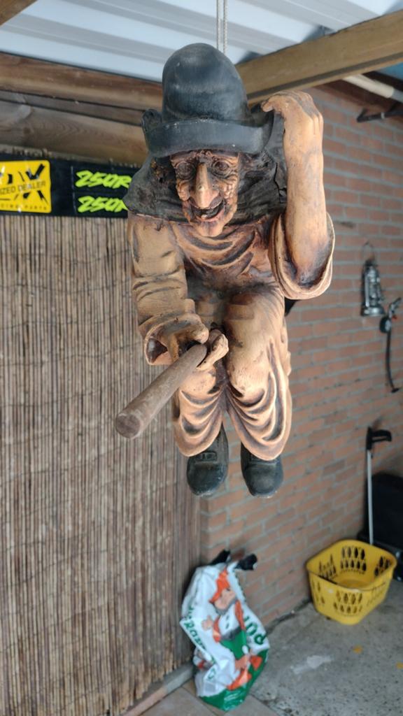 Oude Heks op Bezem - 55 cm hoog, Overige onderwerpen, Handgemaakt, Beeld, Hout