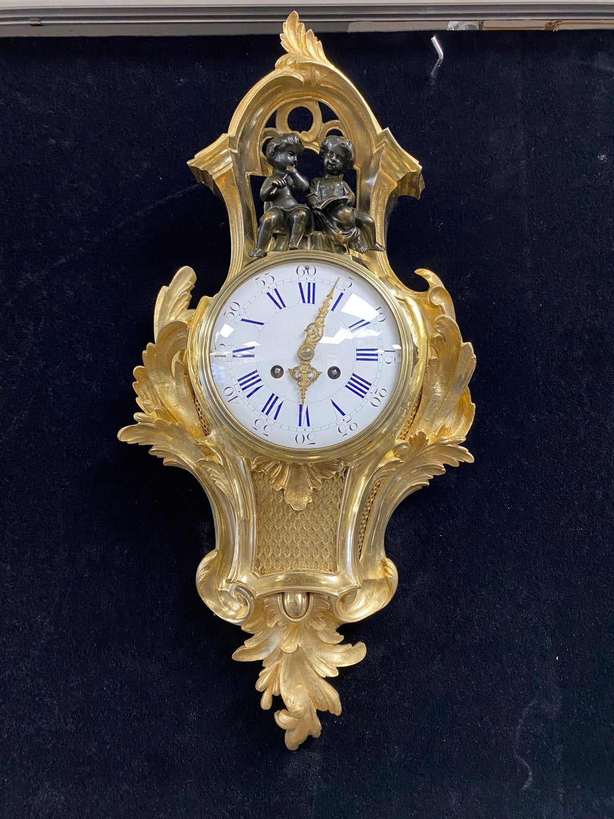 Antieke Franse Vergulde Bronzen Wandklok met Putti, Ophalen of Verzenden