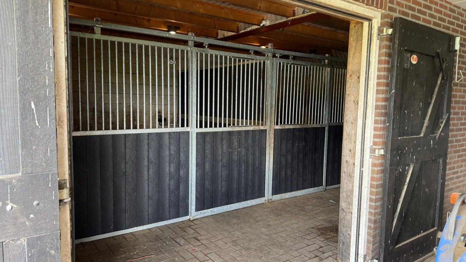 2x Stalfront kunststof plank met luik, Stalling