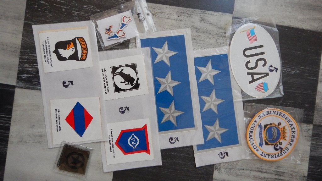 militaria verzamelen leger stickers badges pins, Verzamelen, Militaria | Algemeen, Ophalen of Verzenden, Overige soorten, Overige gebieden