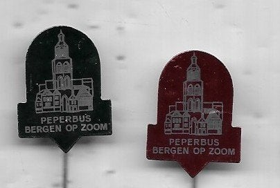 BERGEN OP ZOOM 2 X PEPERBUS SPELDEN UIT 1 SERIE, Ophalen of Verzenden, Gebruikt, Stad of Land, Speldje of Pin