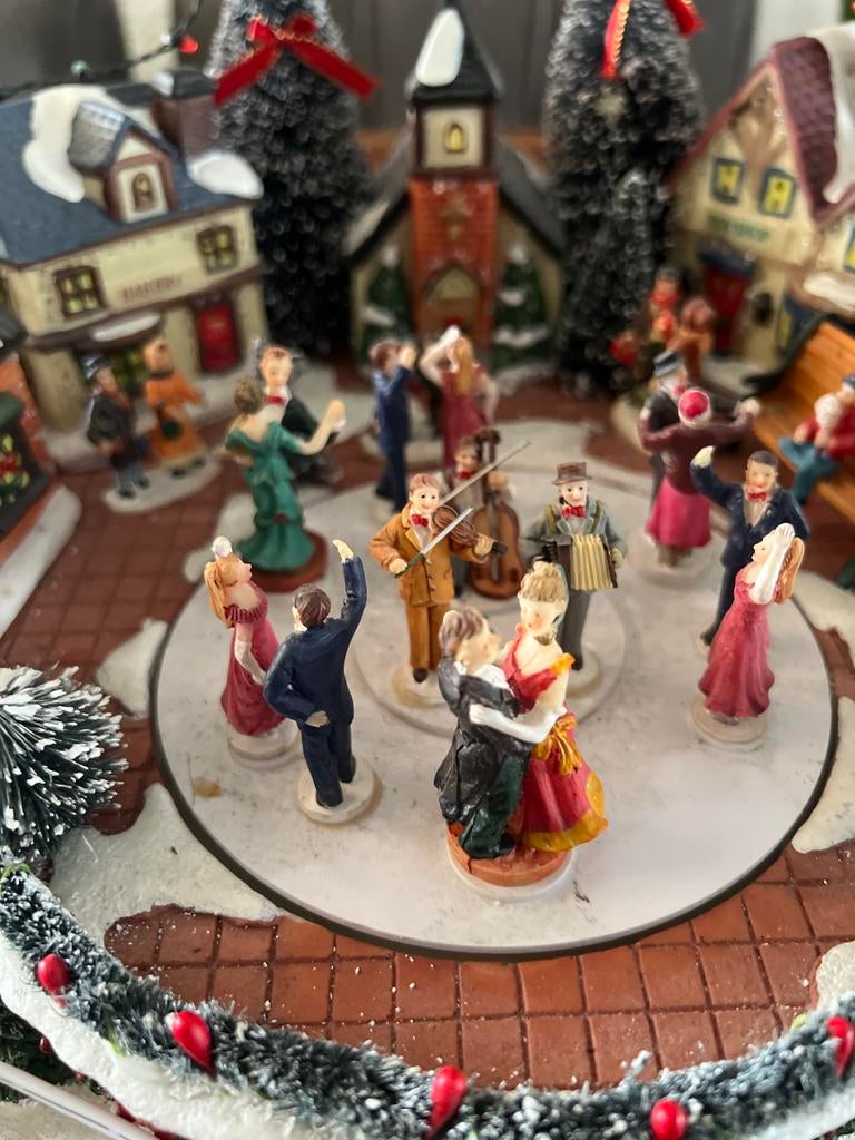 Luville kerstdorp met  figuren op een roterend platform., Ophalen
