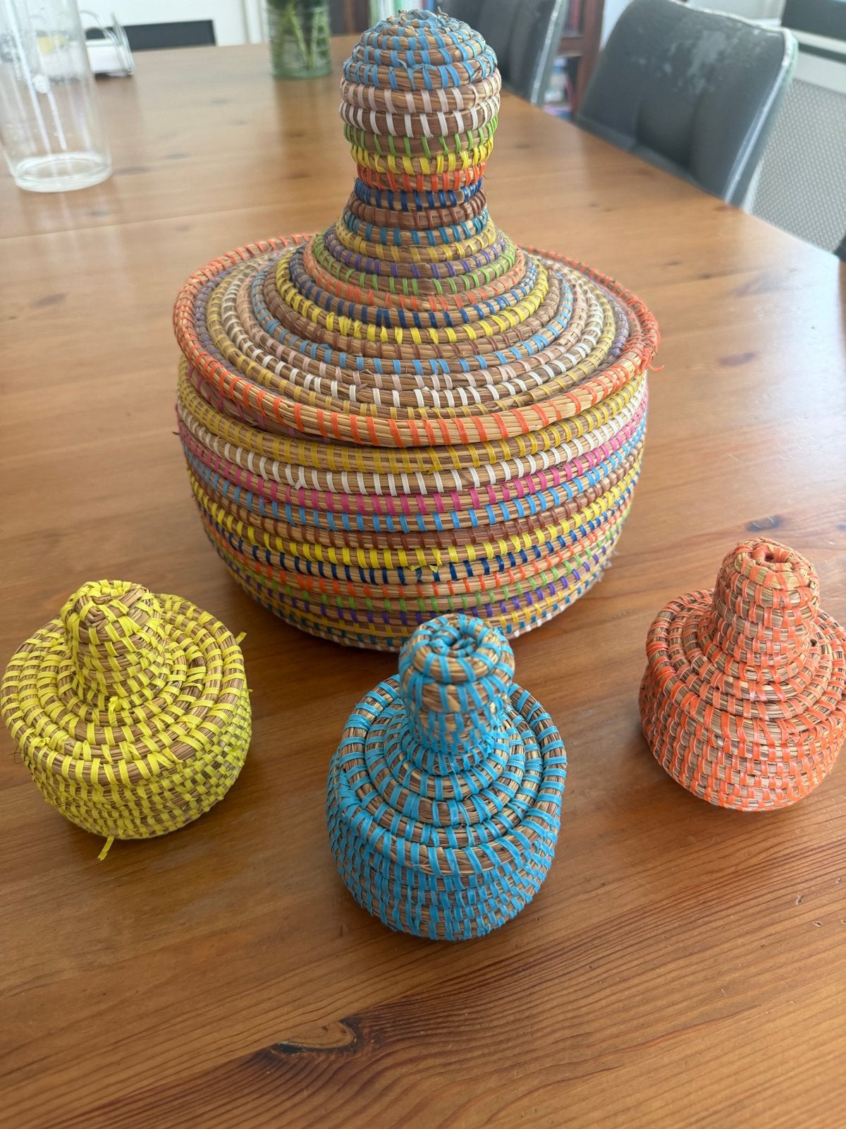 Kleurrijke Afrikaanse rieten mandenset met deksel, Huis en Inrichting, Mand, Rond, Ophalen of Verzenden, Zo goed als nieuw