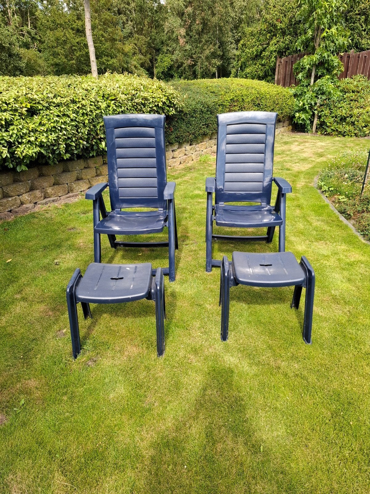 2 kunststof tuinstoelen met hockers, Ophalen, Gebruikt, Kunststof, Verstelbaar