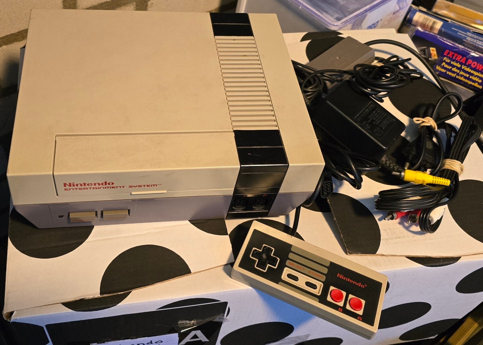 Nes Console met een aantal games., Ophalen of Verzenden, Zo goed als nieuw, Met 2 controllers