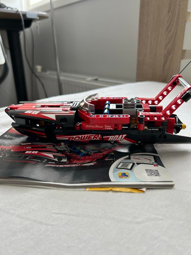 LEGO Technic Powerboot 42089 - Zo goed als nieuw, Lego, Ophalen of Verzenden, Zo goed als nieuw, Inclusief minifiguren