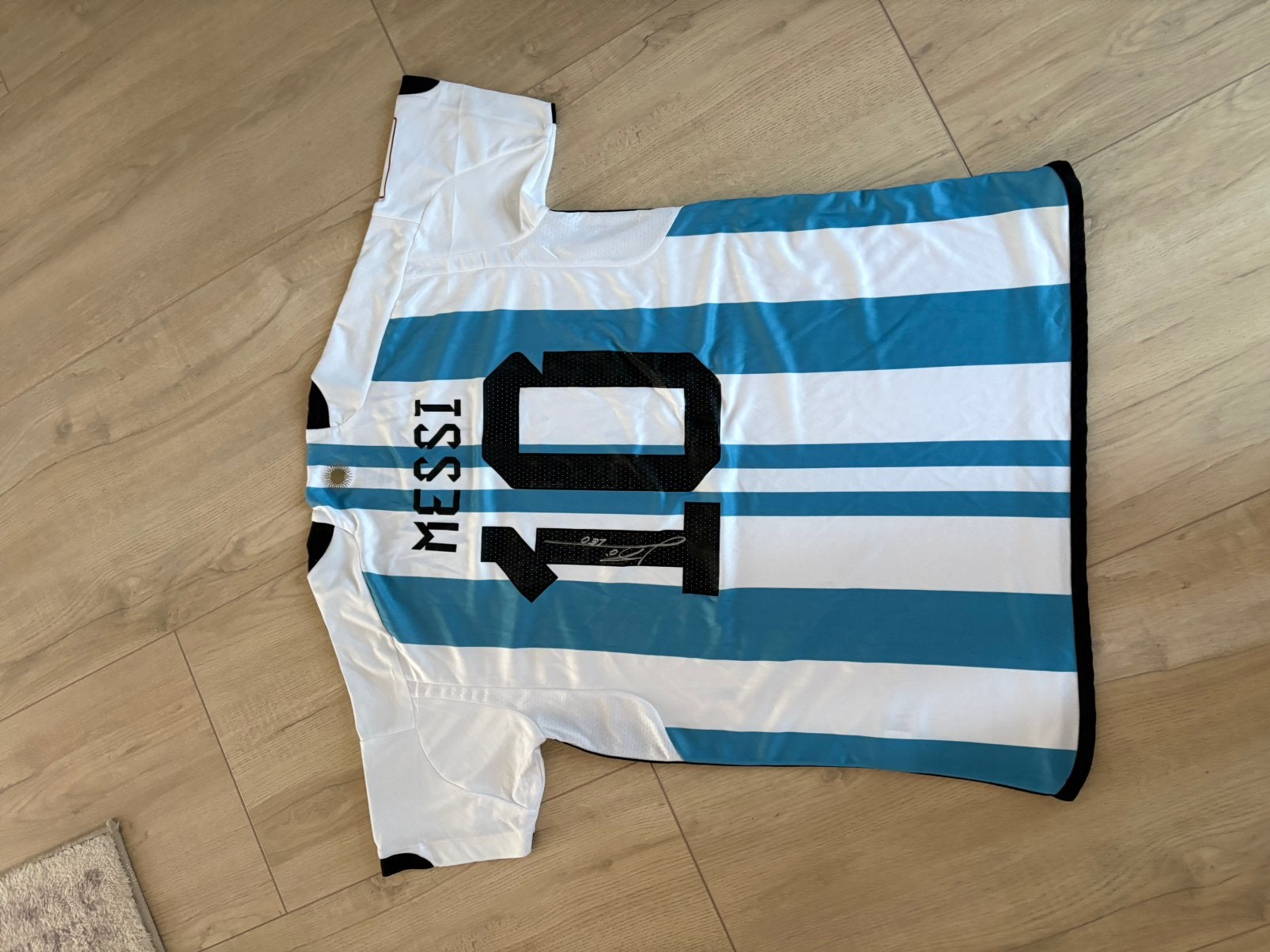 Lionel Messi gesigneerd Argentinië WK 2022/23 shirt + COA, Ophalen of Verzenden, Zo goed als nieuw, Shirt