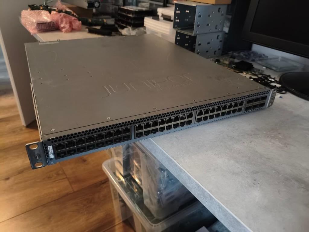 Netwerk switch QFX5100-48T-AFI Juniper, Computers en Software, Netwerk switches, Gebruikt, Ophalen of Verzenden