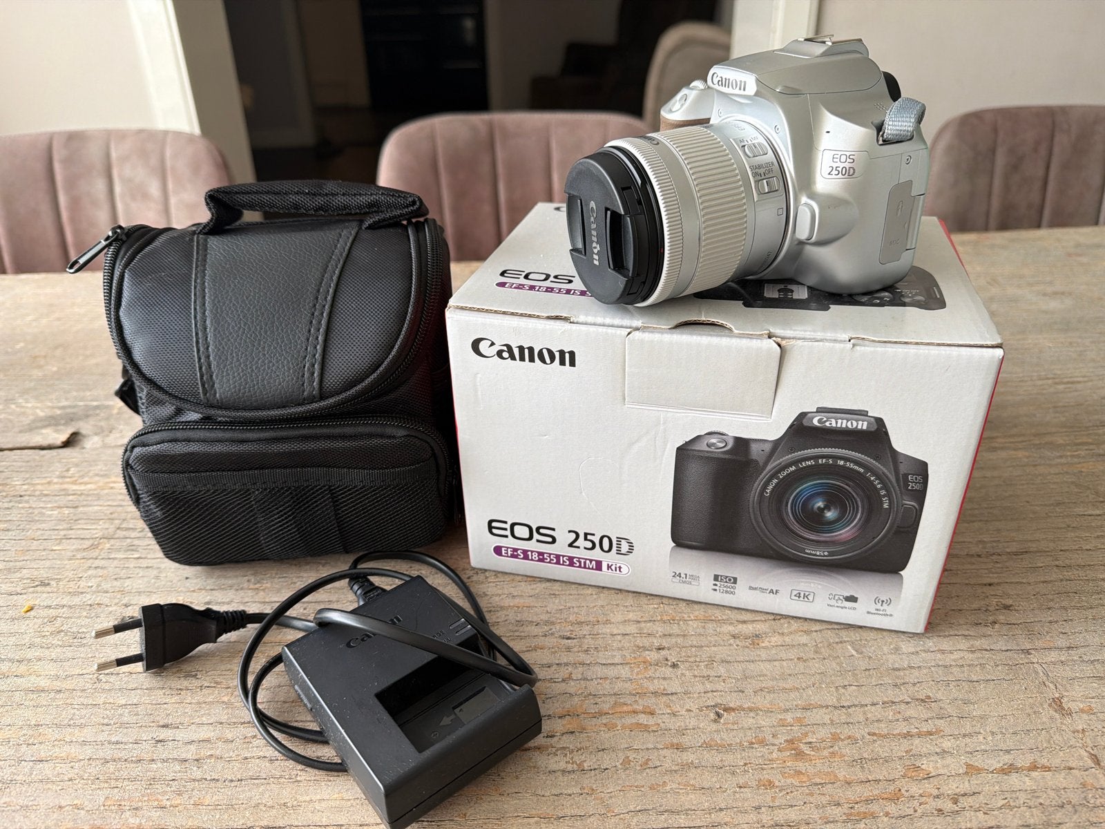 Canon EOS 250D spiegelreflexcamera. Als nieuw. Met tas en sd, Spiegelreflex, Canon, Ophalen of Verzenden, Zo goed als nieuw