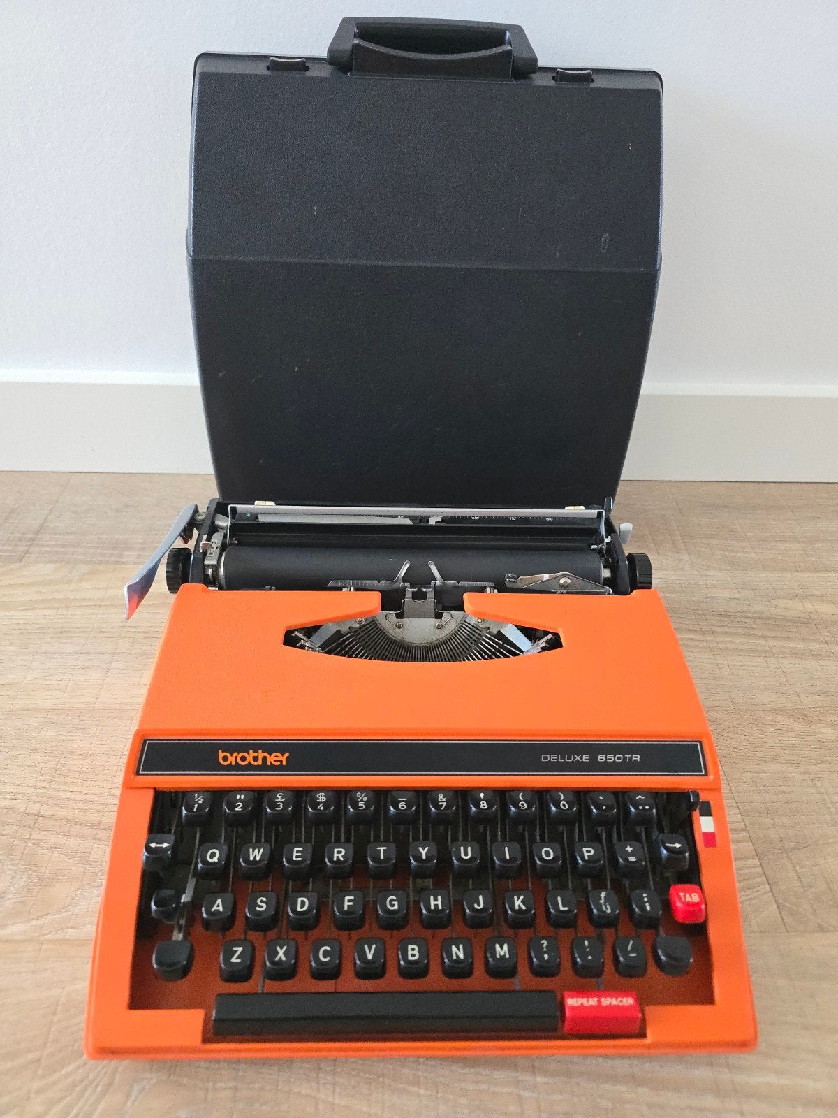 Vintage oranje Brother Deluxe 650TR met draagkoffer €45, Diversen, Typemachines, Ophalen of Verzenden, Nieuw