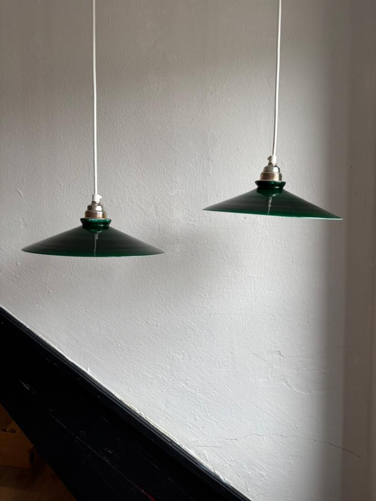 Vintage set 2 groene melkglas Franse driehoek keuken lamp, Huis en Inrichting, Lampen | Hanglampen, Ophalen of Verzenden, Nieuw