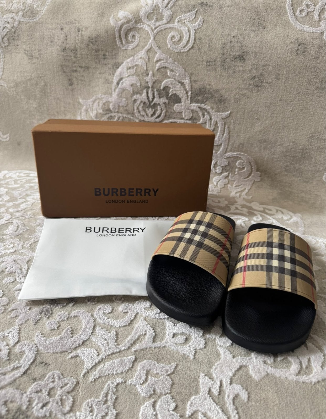 Burberry Slippers Maat 43 - Nieuw in Doos, Kleding | Heren, Ophalen of Verzenden, Nieuw, Overige kleuren, Slippers