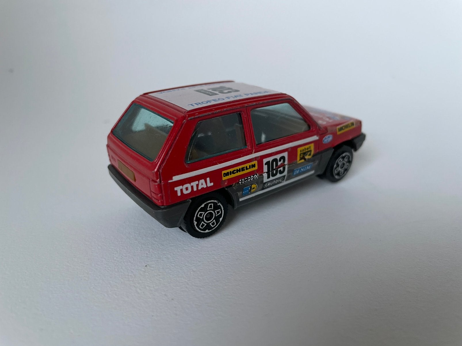 model Fiat Panda 3-d, rood met stickers 1/43, Bburago, Ophalen of Verzenden, Gebruikt, Auto