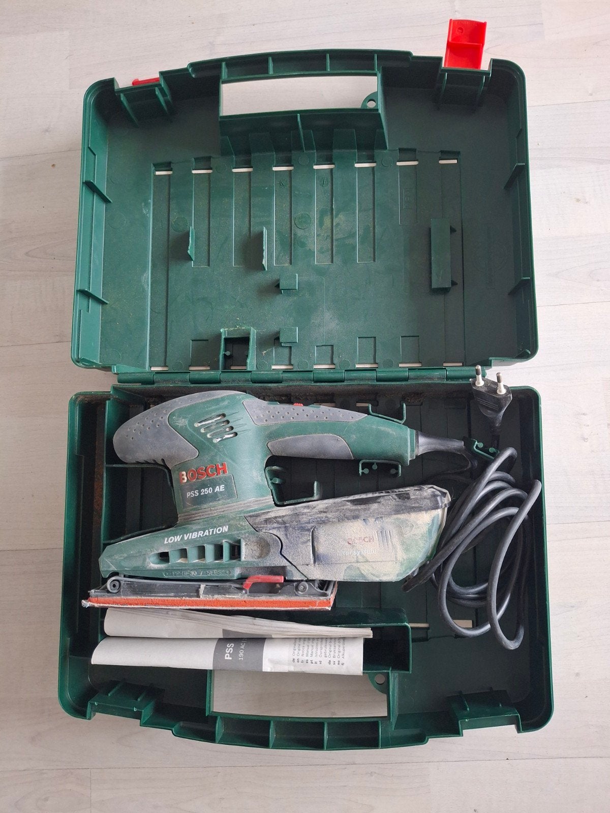 Bosch PSS 250 AE Vlakschuurmachine in koffer
Inclus, Doe-het-zelf en Verbouw, Gereedschap | Schuurmachines, Ophalen of Verzenden