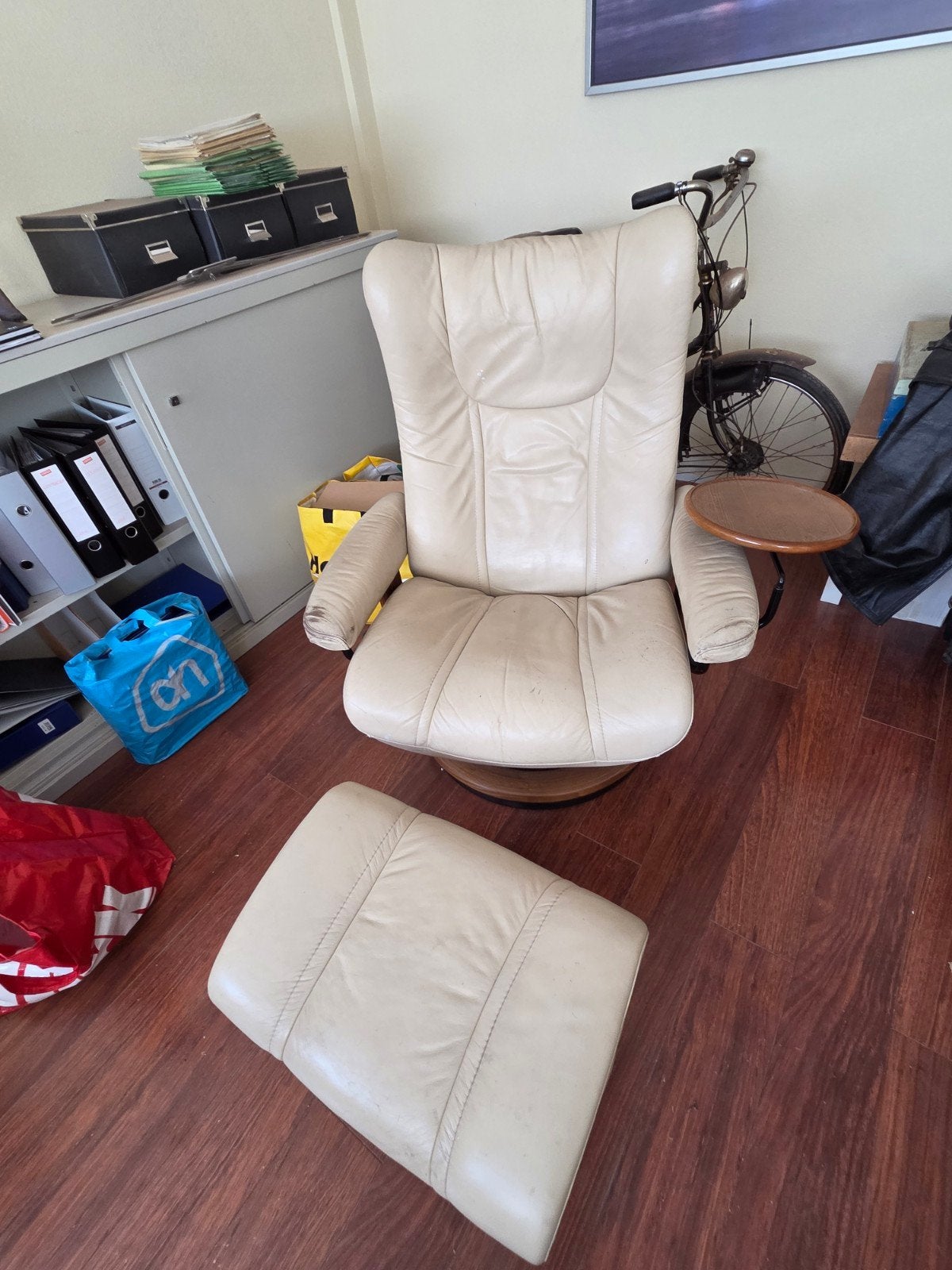 Te koop leren fauteuil met vast  tafeltje en voetenbank, Ophalen, Gebruikt, 75 tot 100 cm, 50 tot 75 cm