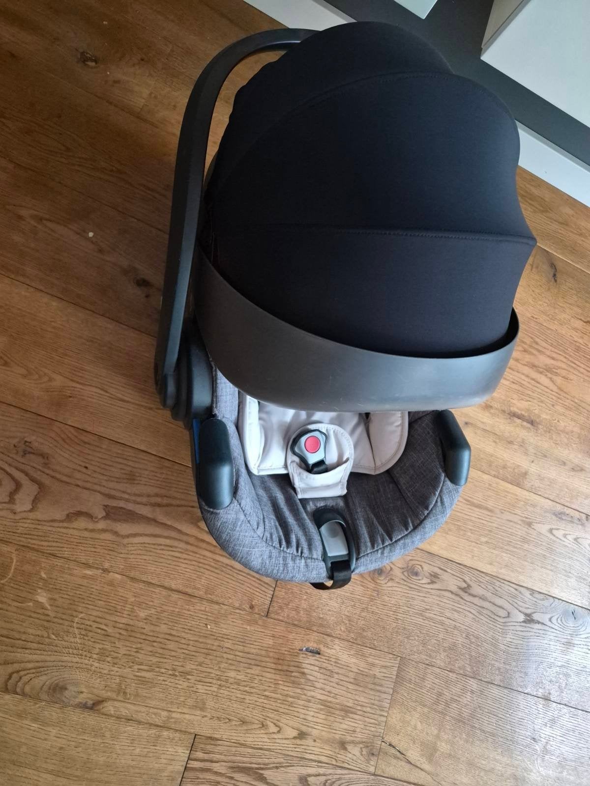 Stokke iZi Go Modular X1 by BeSafe babystoel, Kinderen en Baby's, Autostoeltjes, Overige merken, Autogordel of Isofix, Zo goed als nieuw