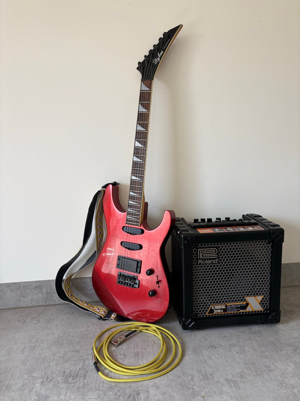 Dylon elektrische gitaar met Roland Cube 20x versterker, Gebruikt, Met versterker, Solid body, Ophalen