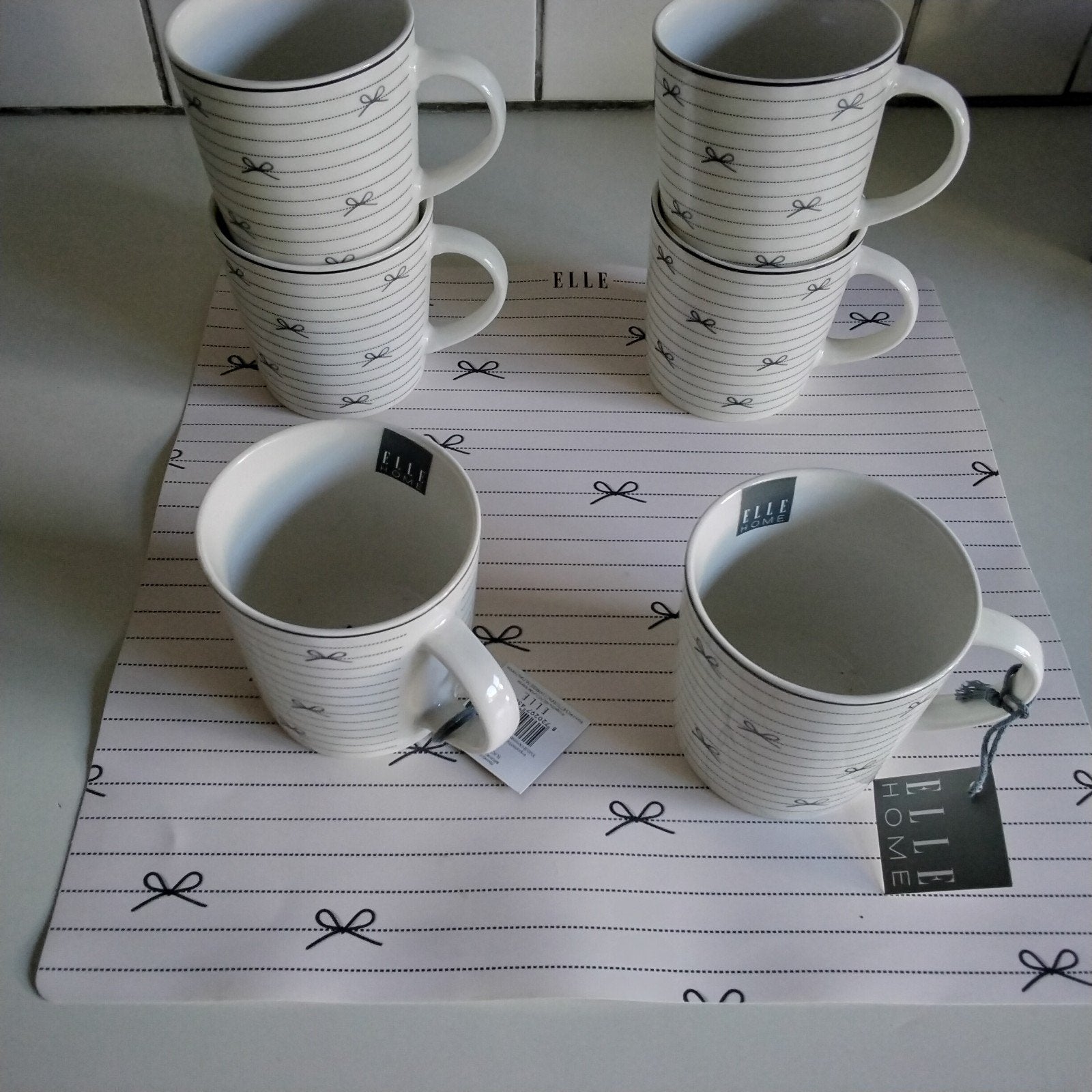 Van ELLE mokken, petitfours, placemat met strikjes, Ophalen of Verzenden, Aardewerk, Overige stijlen, Kop(pen) en/of Schotel(s)