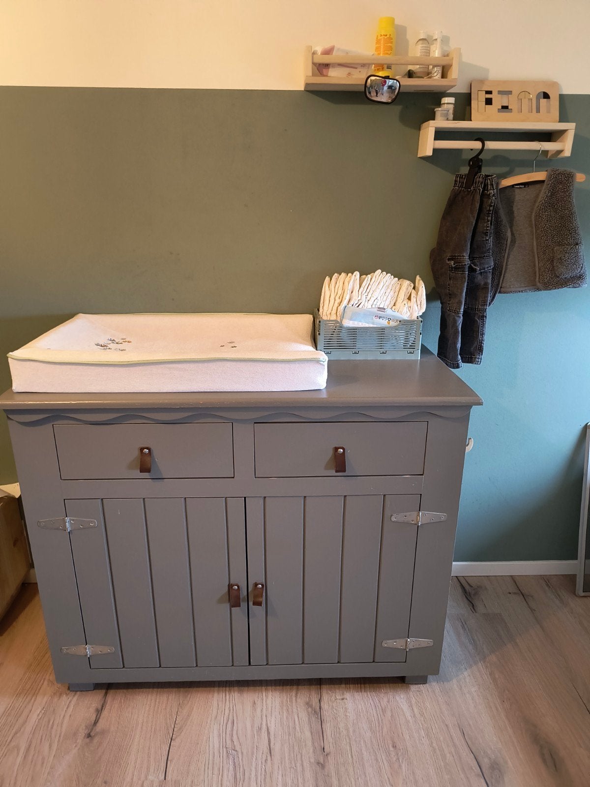 babykamer grijs - ledikant en commode, Gebruikt, 50 tot 70 cm, Ophalen of Verzenden, 100 cm of meer