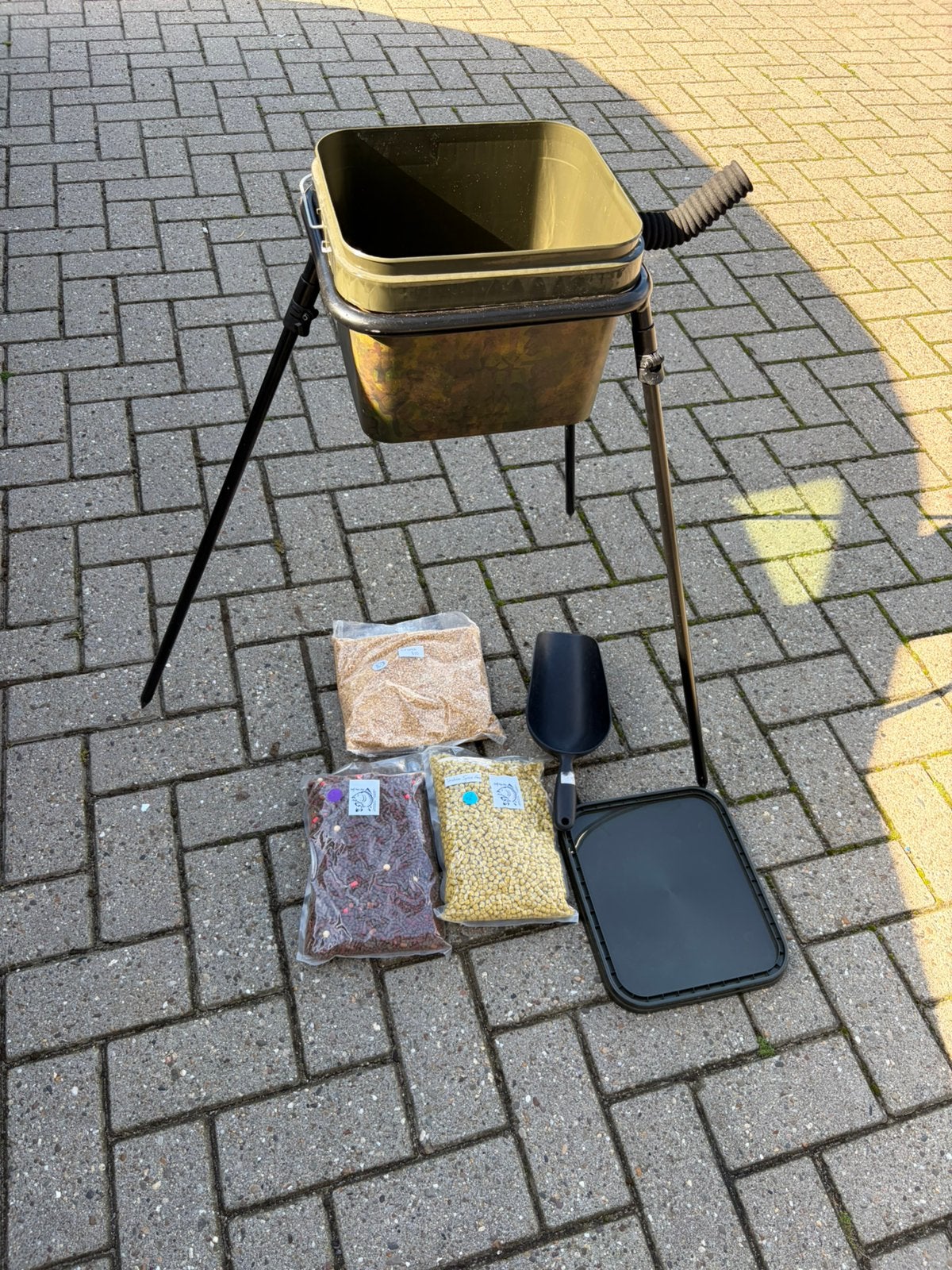Avid spod station / bait station incl mix en schep, Ophalen of Verzenden, Gebruikt, Overige typen