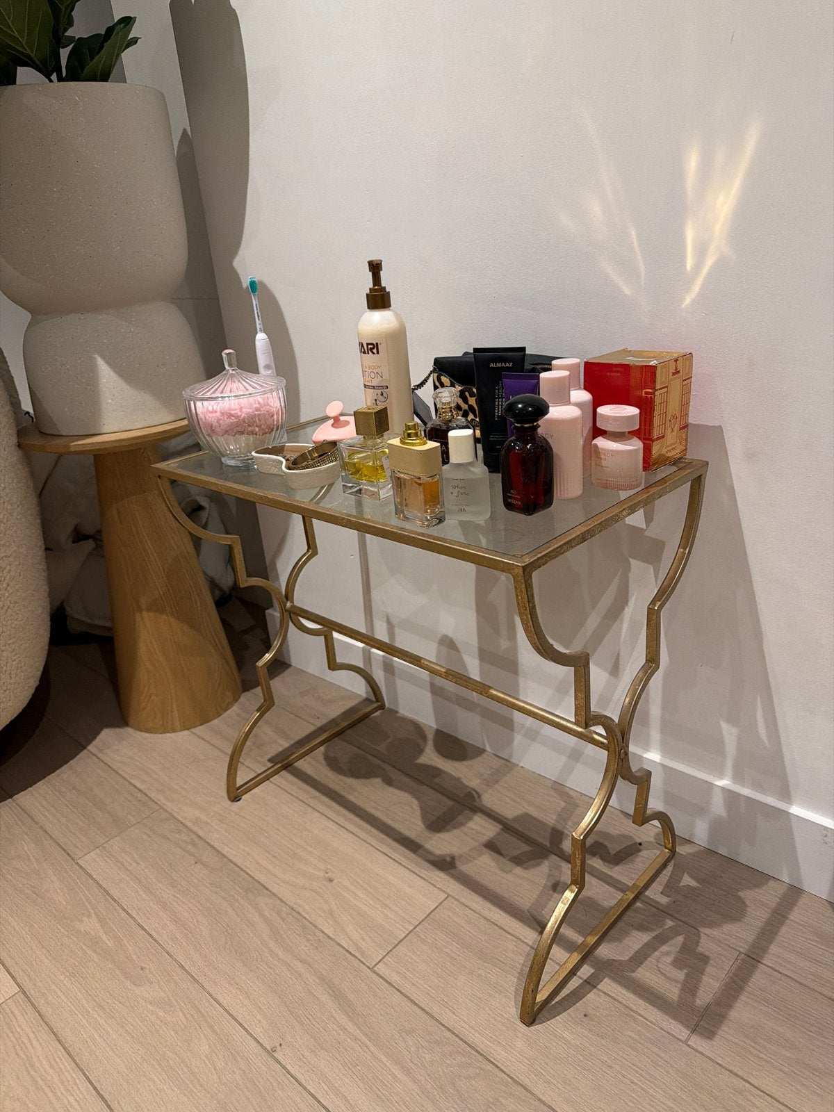 Gouden bijzettafel met glazen blad, 45 tot 60 cm, Metaal of Aluminium, Zo goed als nieuw, Rechthoekig