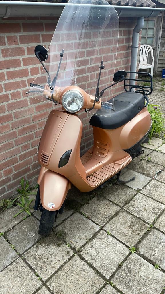 Riya mat goud snorscooter zo meenmen, Ophalen, Zo goed als nieuw, Benzine, Overige merken
