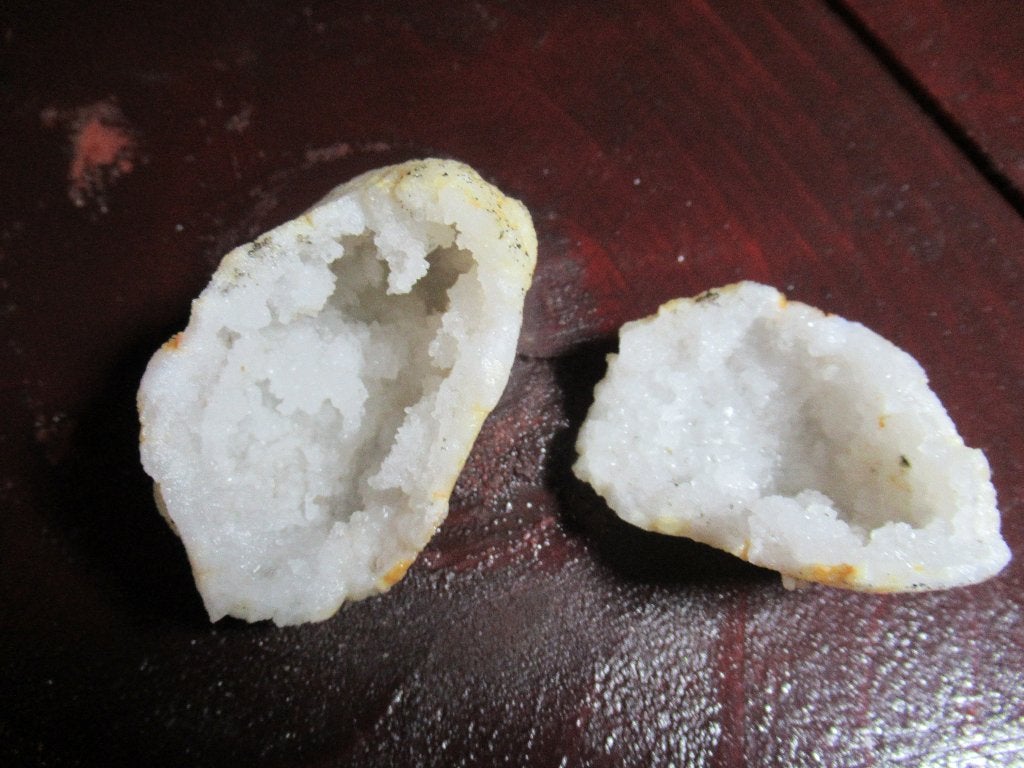 BERGKRISTAL Geode 2 stukken die een bol vormen € 15 Wit, Ophalen of Verzenden, Mineraal