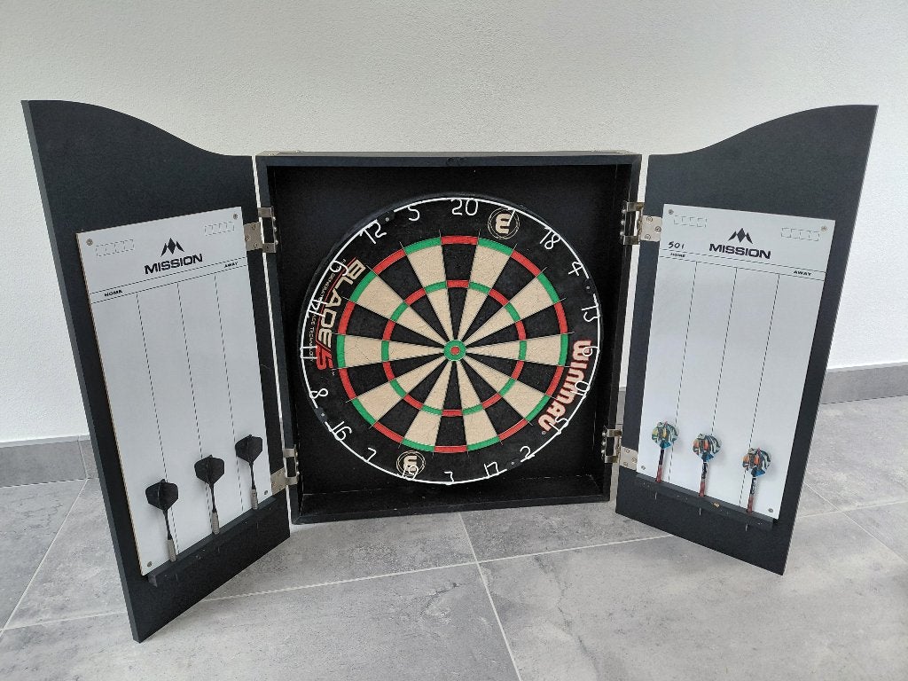 winmau dartbord met mission dartkast en toebehoren, Ophalen, Gebruikt, Dartbord, Soft tip