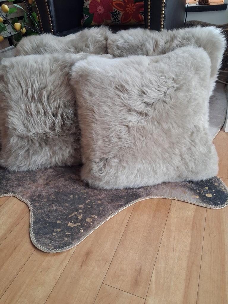 Schapenvacht Kussen Taupe 45x45 cm, Huis en Inrichting, Woonaccessoires | Kussens, Ophalen of Verzenden, Overige kleuren, Vierkant