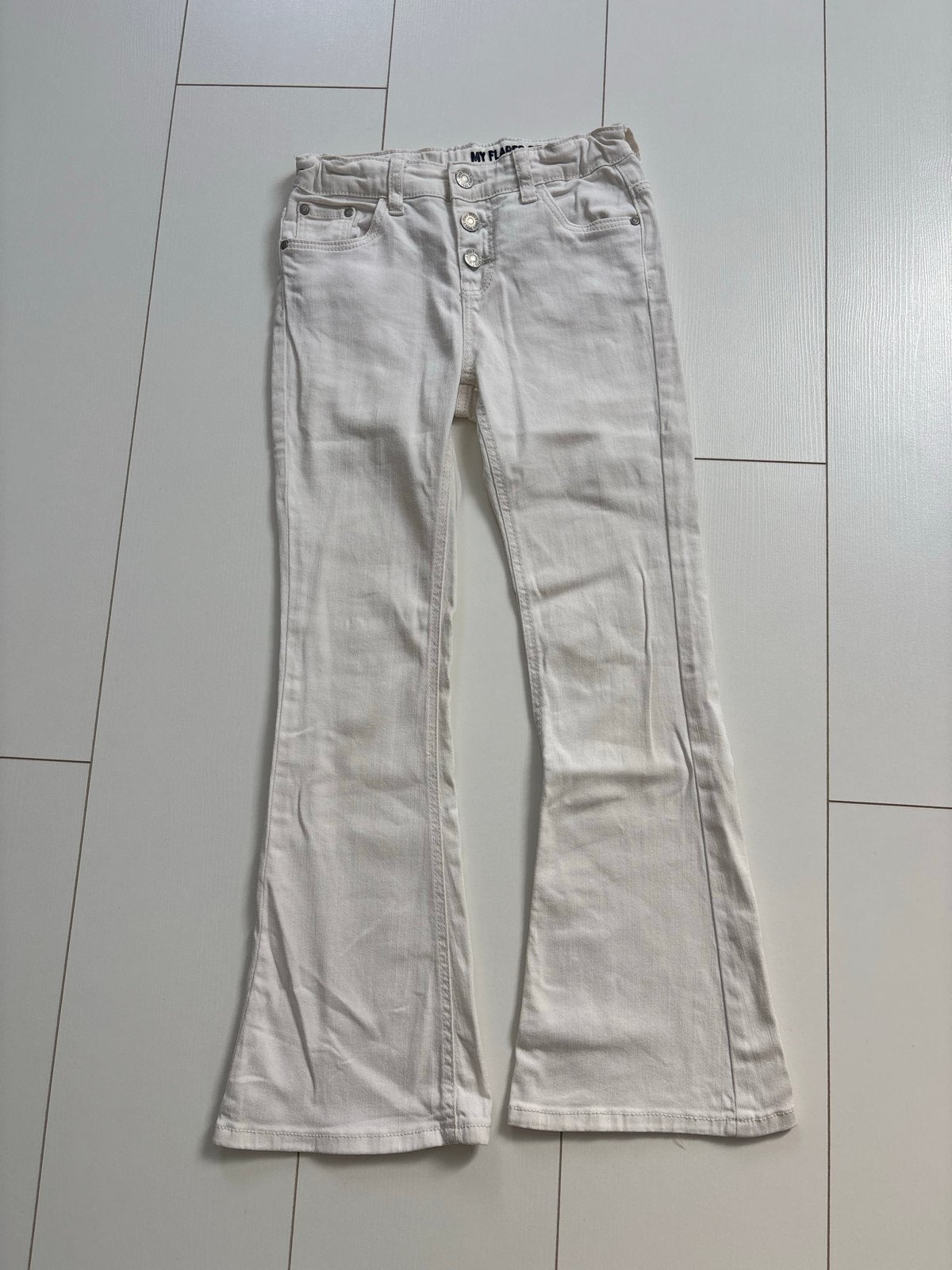 Hema My Flared Fit spijkerbroek maat 134 wit, Ophalen of Verzenden, Nieuw, Meisje, Broek