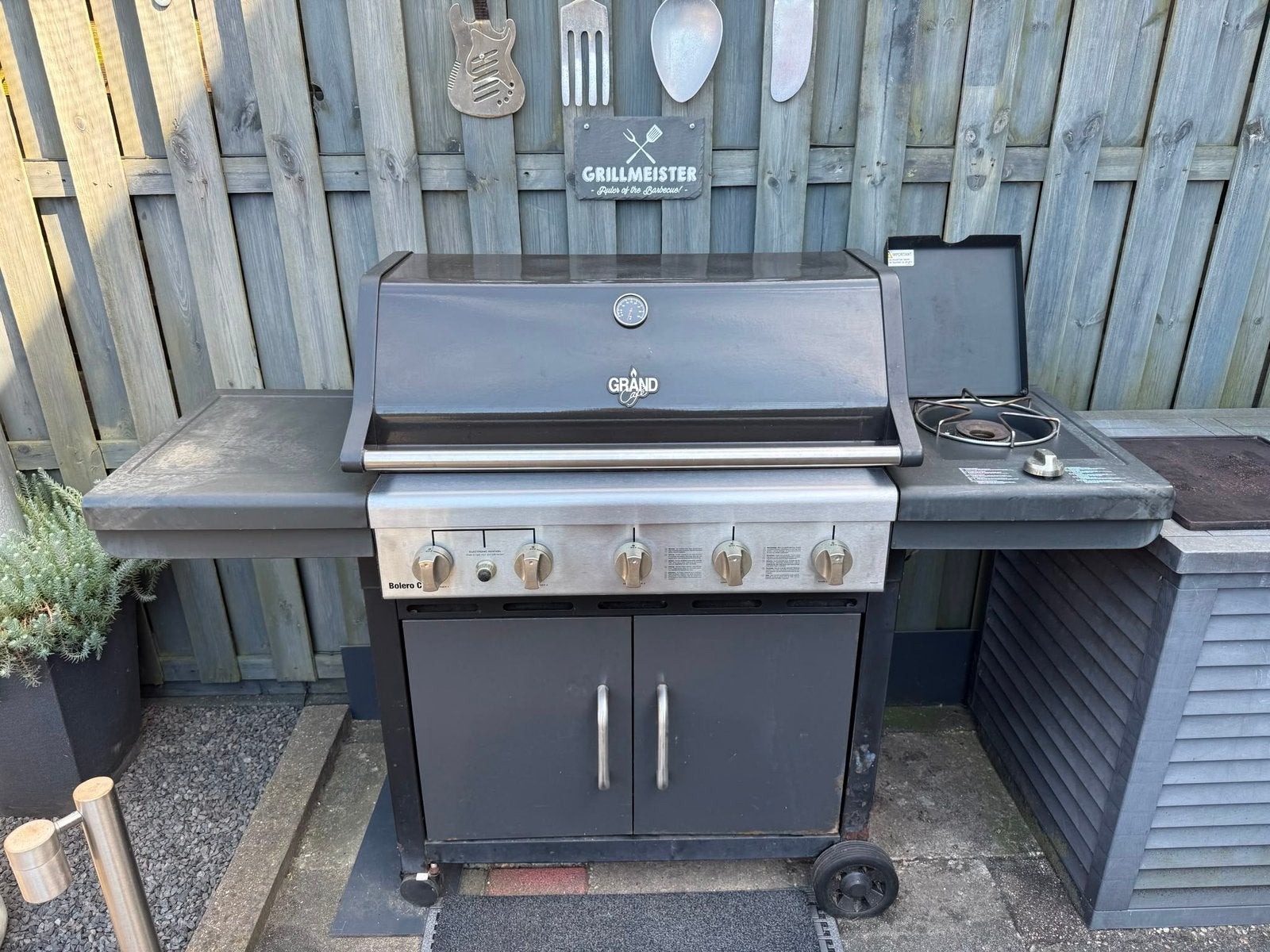 GRATIS; GASBARBECUE Bolero 5 branders en 1 zijbrander, Ophalen, Gebruikt