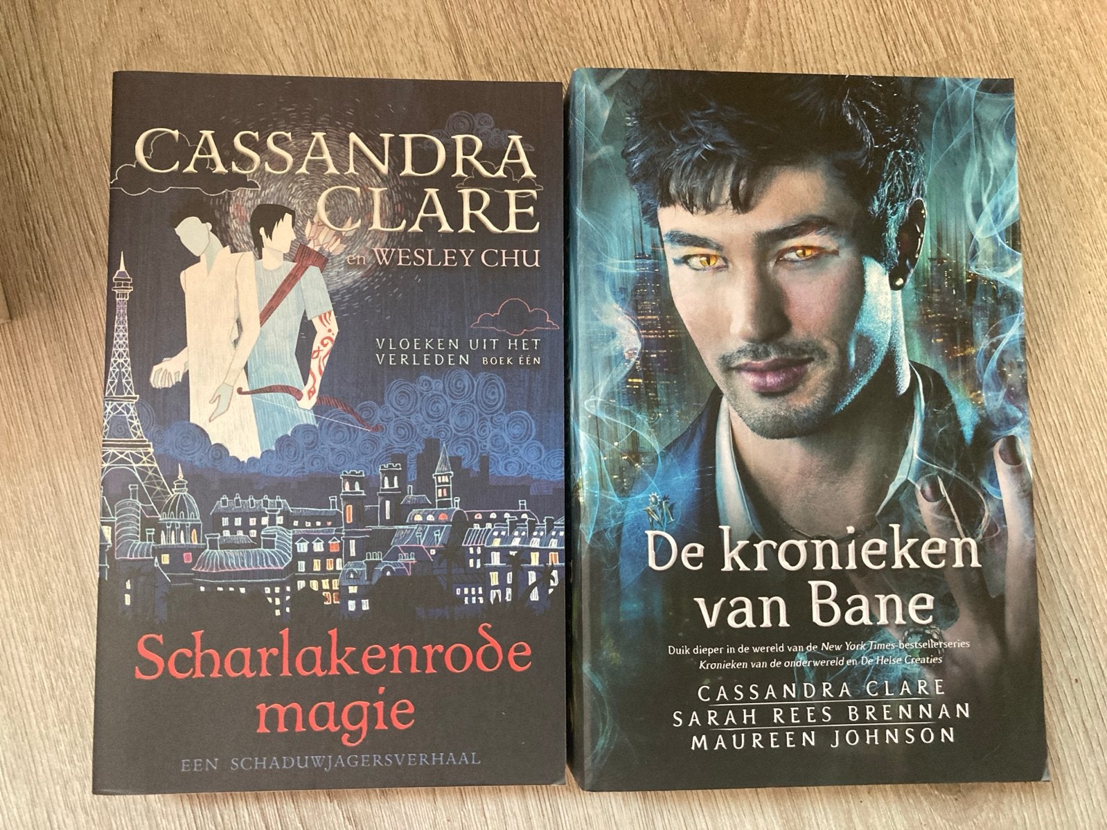 Cassandra Clare Boeken: Scharlakenrode Magie & De Kronieken, Ophalen, Zo goed als nieuw, Nederland