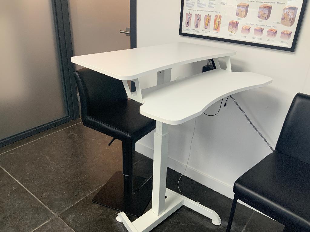 In hoogte verstelbaar bureau / werktafel, Ophalen, Zit-sta bureau, Spaanplaat of MDF, Zo goed als nieuw