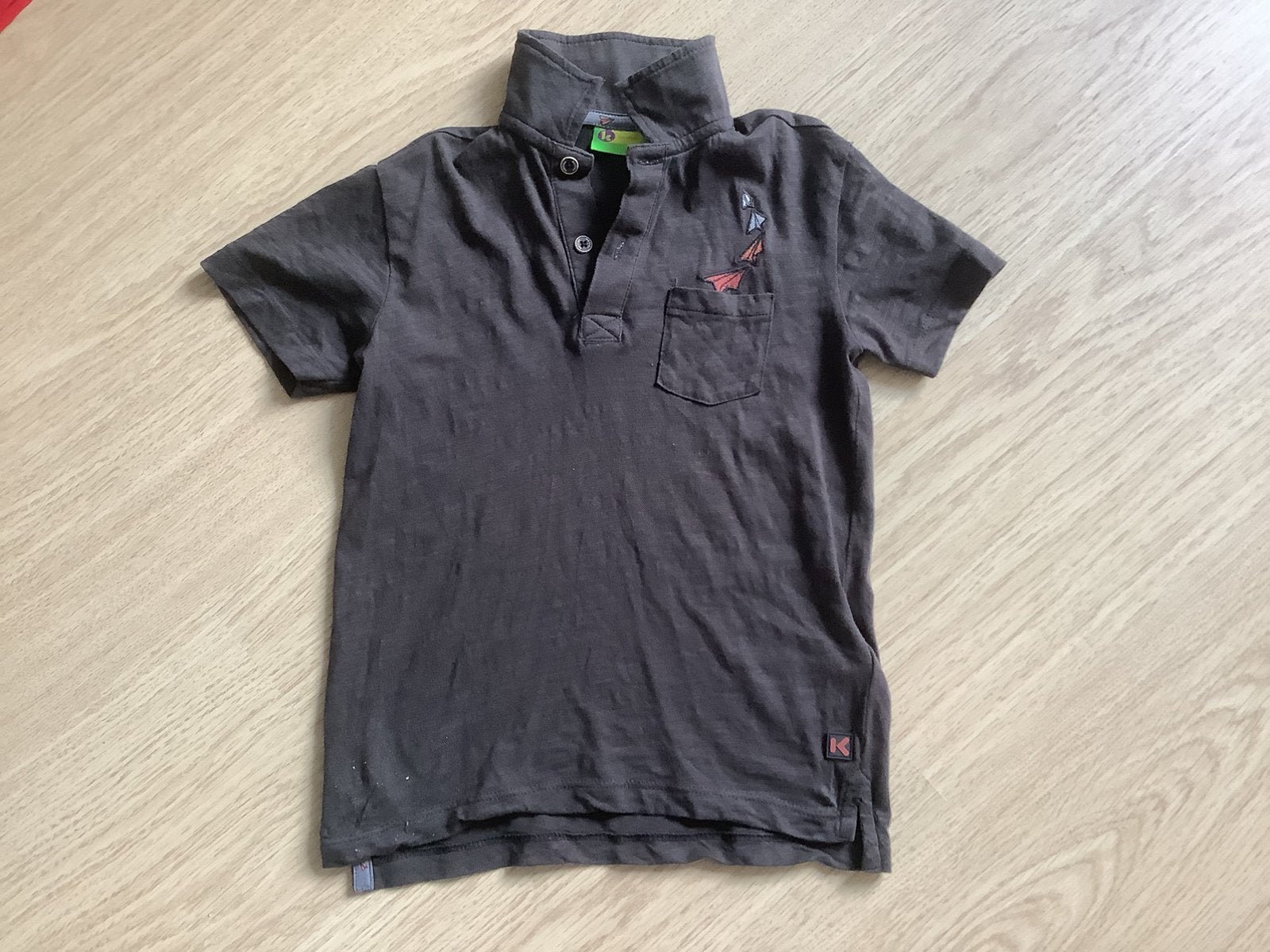 mooi bruin t-shirt / polo in maat 128, Ophalen of Verzenden, Gebruikt, Jongen, Shirt of Longsleeve