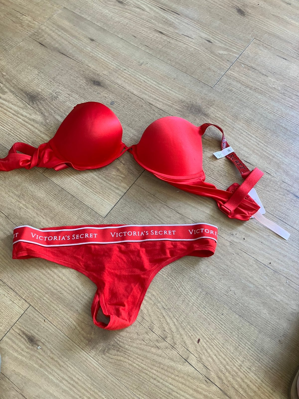 Nieuw Victoria Secret lingerie setje mt 34 C String M koopje, Ophalen of Verzenden, Rood