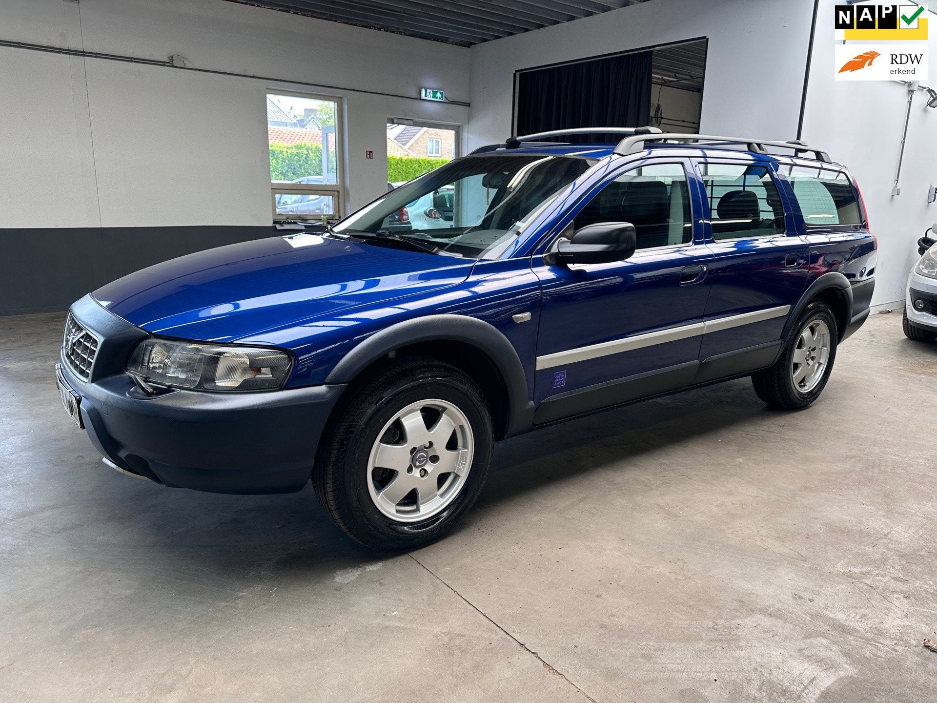 Volvo V70 Cross Country 2.4 T Geartronic Ocean Race, Blauw, 2435 cc, 93 €/maand, Stoelverwarming