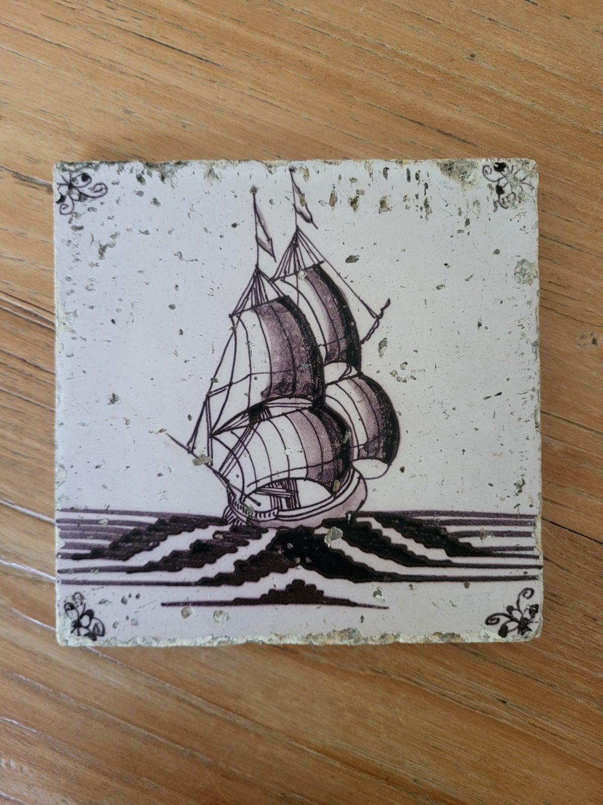 Fraaie mangaan tegel met schip., Ophalen of Verzenden