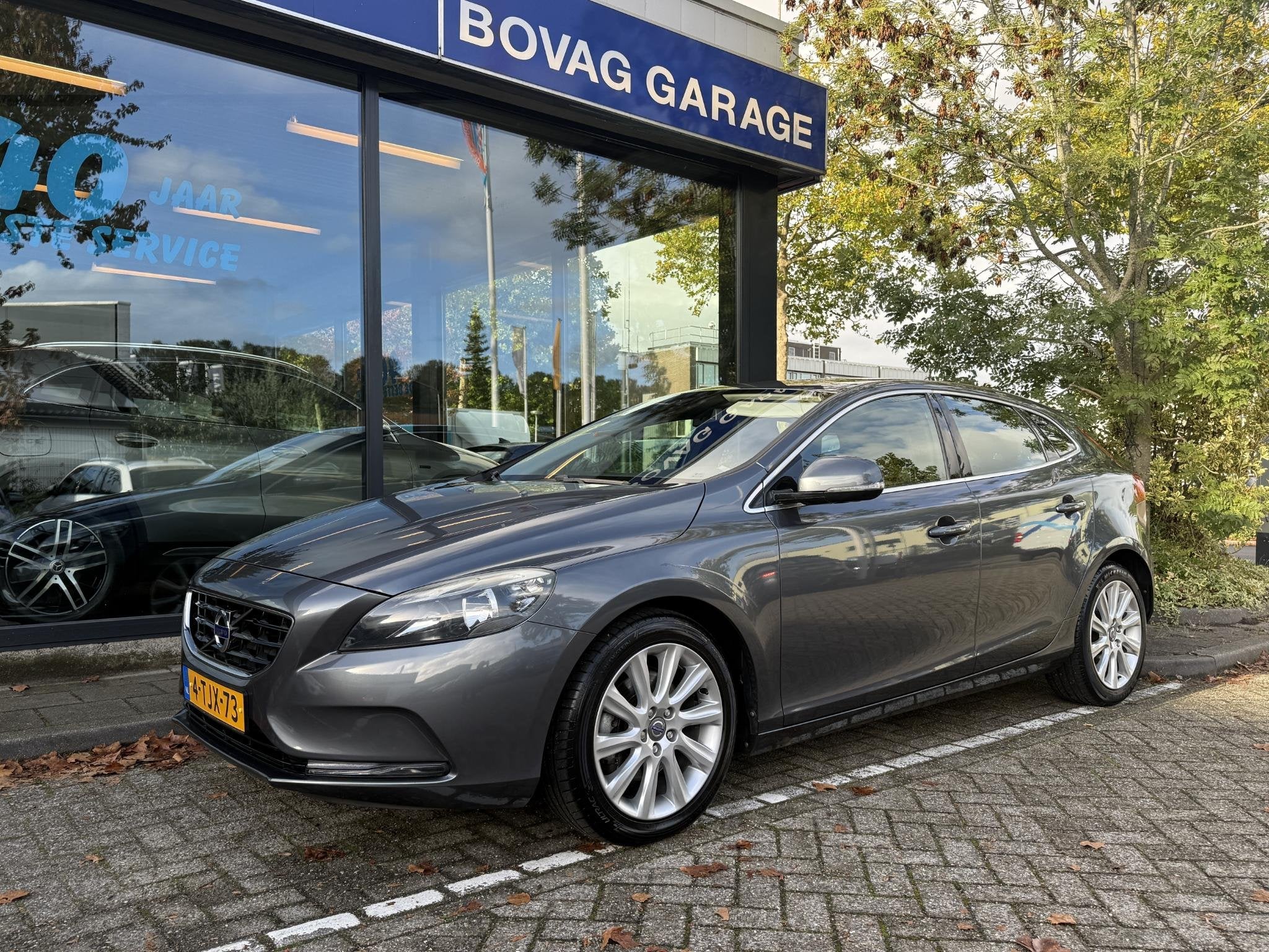 Volvo V40 1.6 T3 Momentum Rijklaarprijs, Auto's, Voorwielaandrijving, Gebruikt, 4 cilinders, Leder en Stof