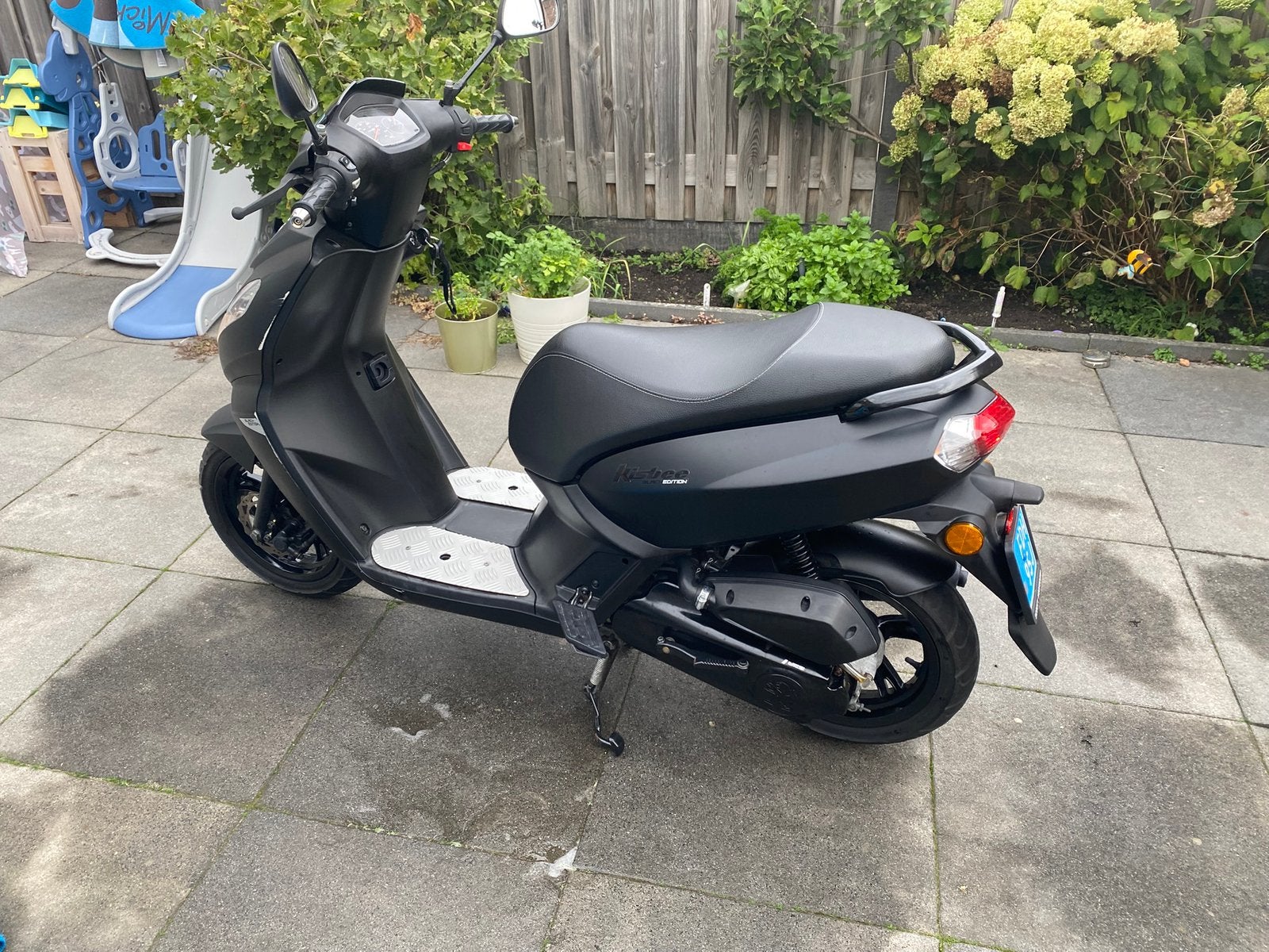 Peugeot Kisbee Black Edition, Fietsen en Brommers, Ophalen, Overige modellen, Zo goed als nieuw, Benzine