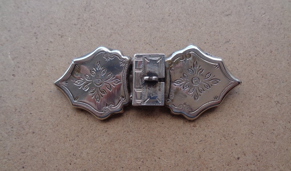 zilveren broche van een bijbelslot [1043], Verzenden, Zilver, Broche