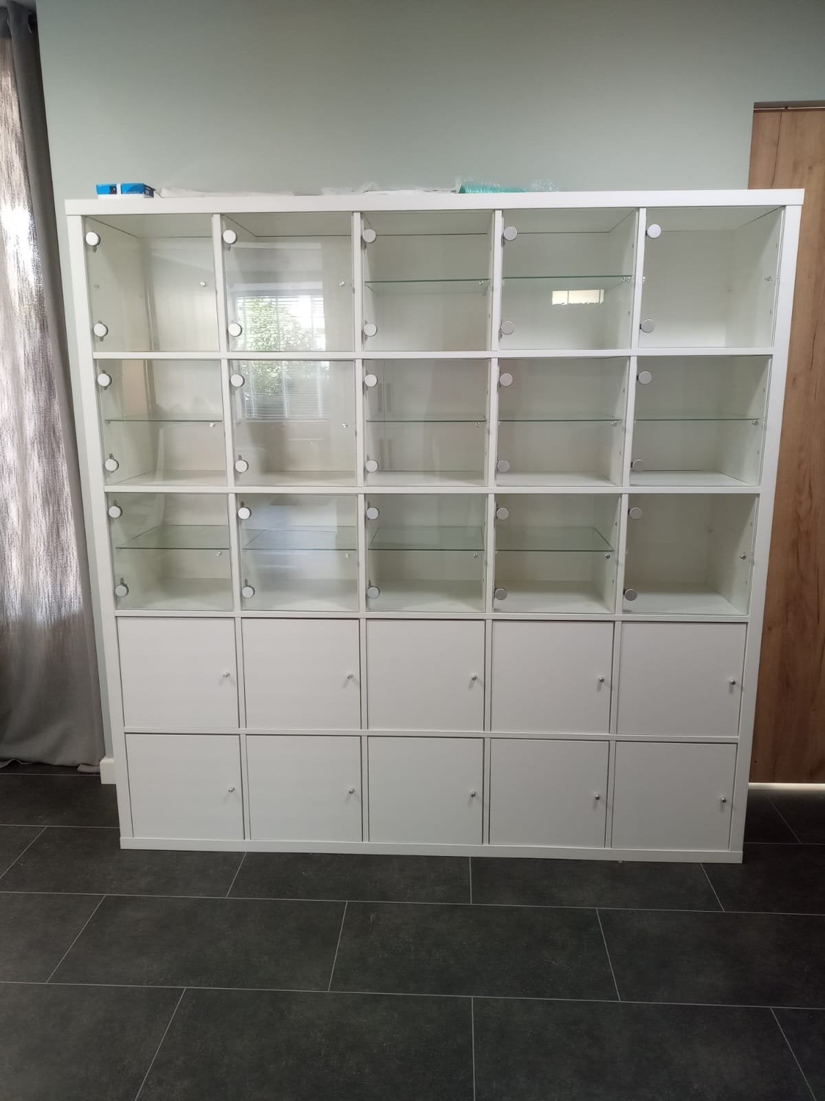 IKEA Kallax Kast 5x5 met Deurtjes en Glasplaten, Ophalen, 150 tot 200 cm, 150 tot 200 cm, 25 tot 50 cm