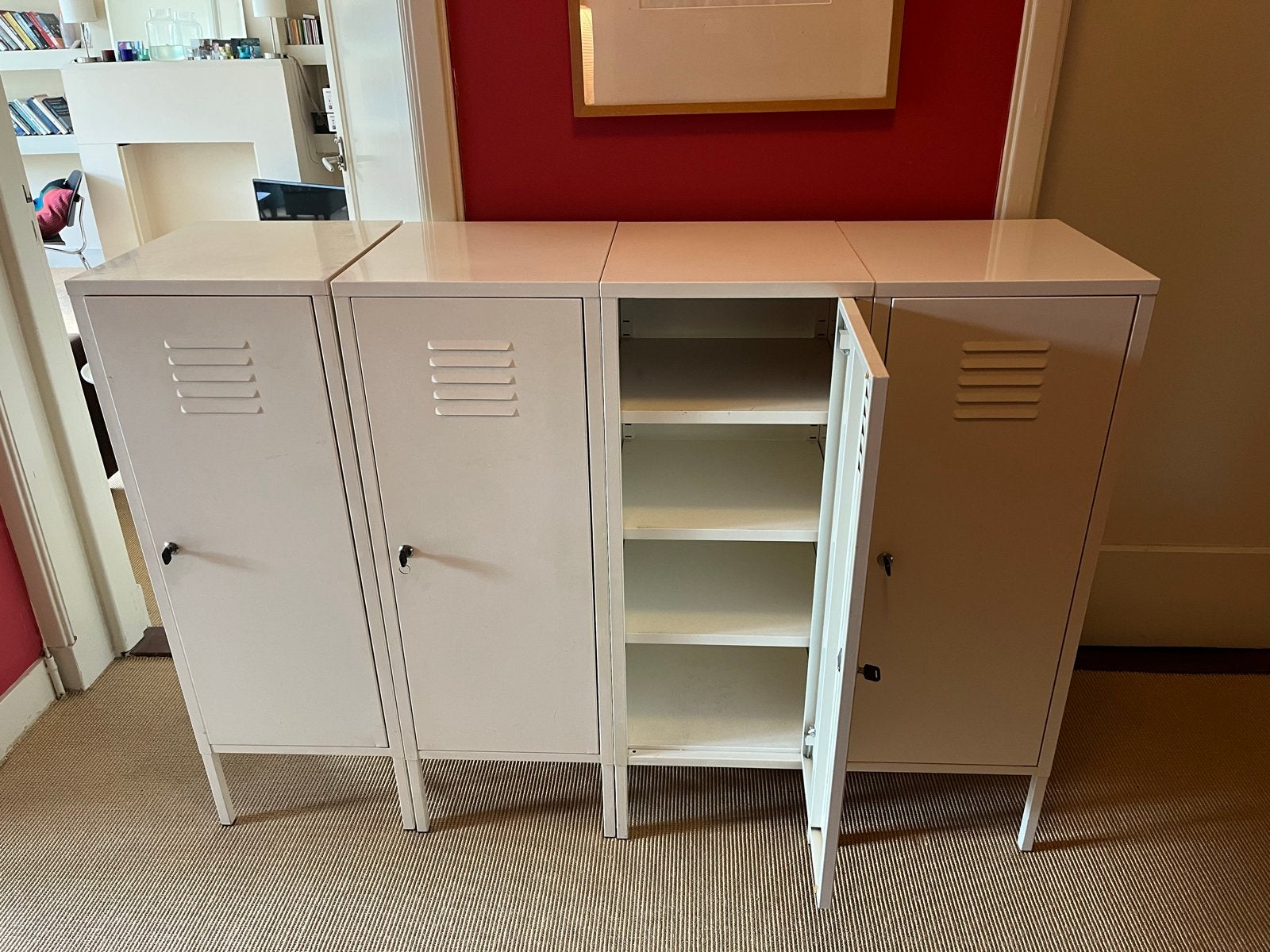 Twee gebroken witte metalen lockers met planken en sloten, Ophalen, Gebruikt