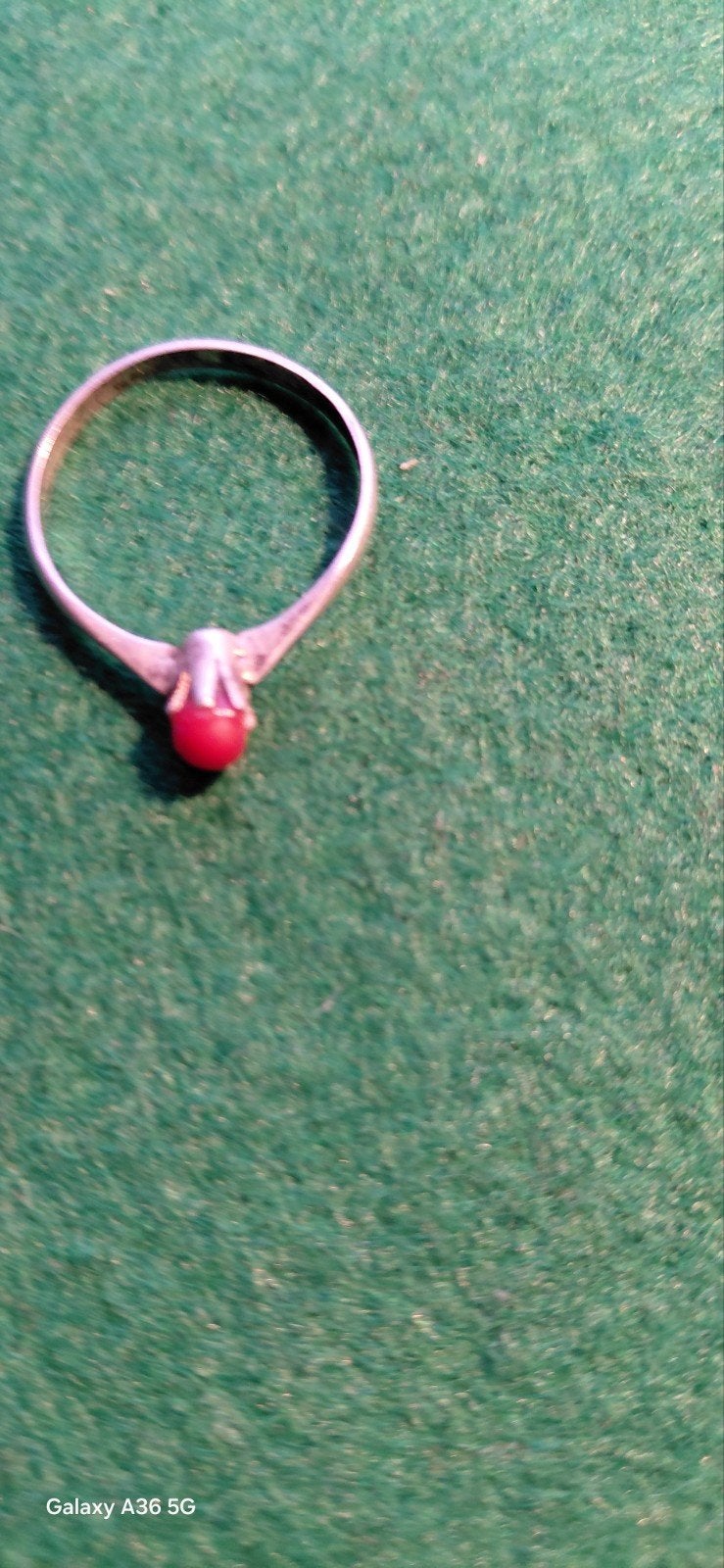 Zilveren ring met bloedkoraal steentjen, Gebruikt, Verzenden, 17 tot 18, Dame of Heer