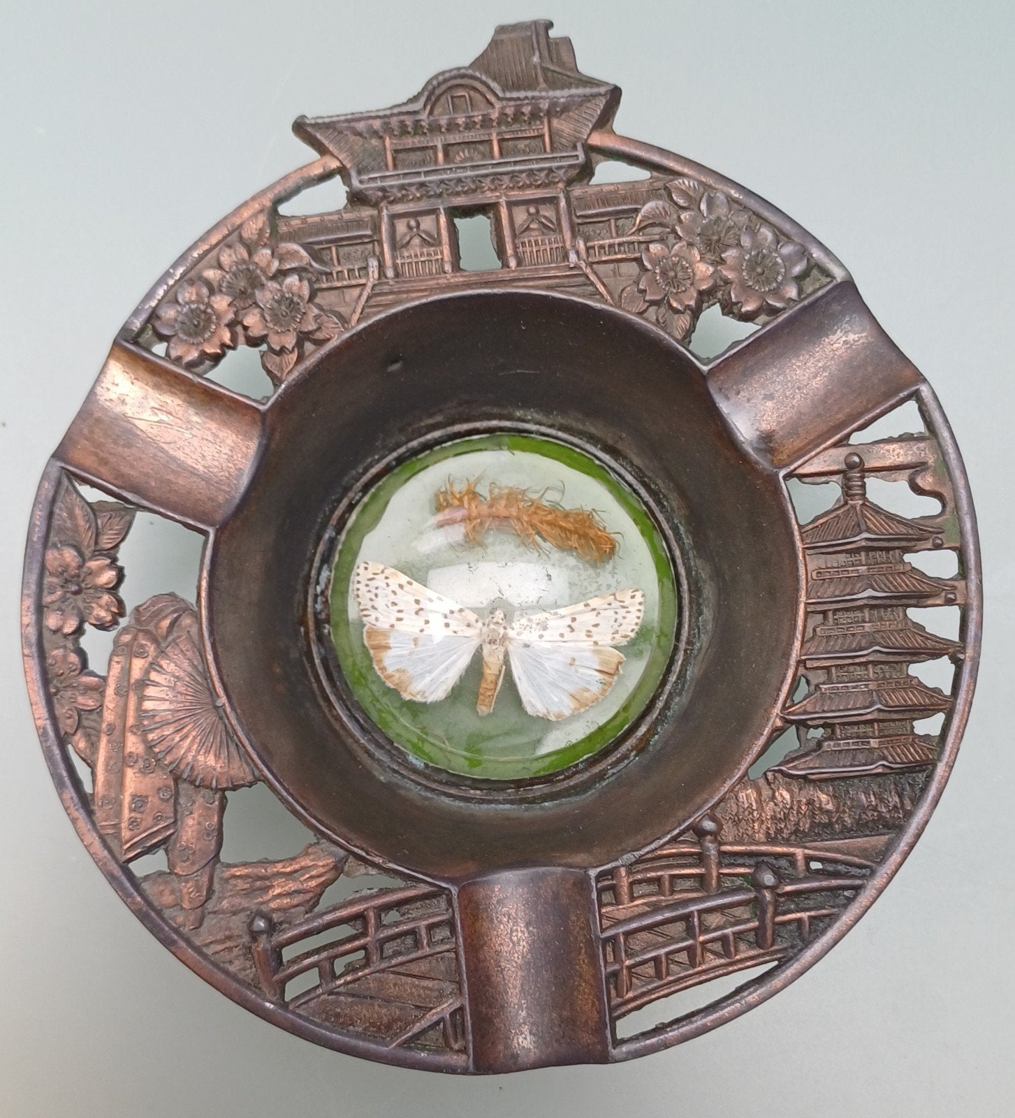Vintage Japanse asbak met echte vlinder/mot, Antiek en Kunst, Antiek | Koper en Brons, Ophalen of Verzenden