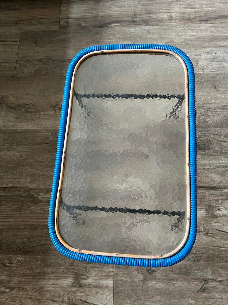 Vintage salontafel met glazen blad en blauwe rand, Ophalen, Gebruikt, 50 tot 100 cm, Vintage